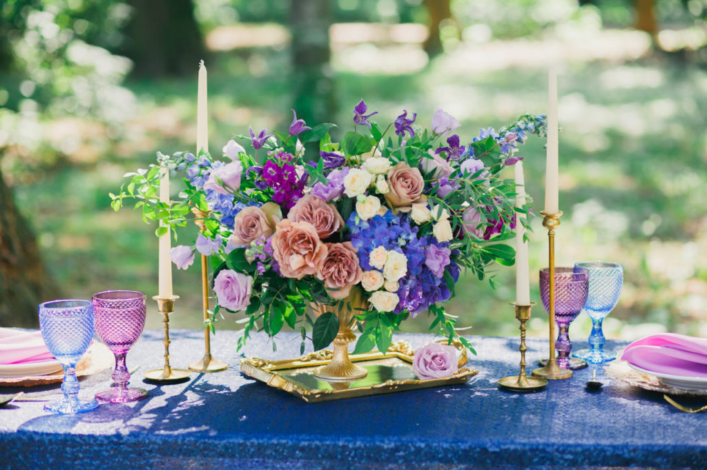 цветы на столы гостей в синей гамме