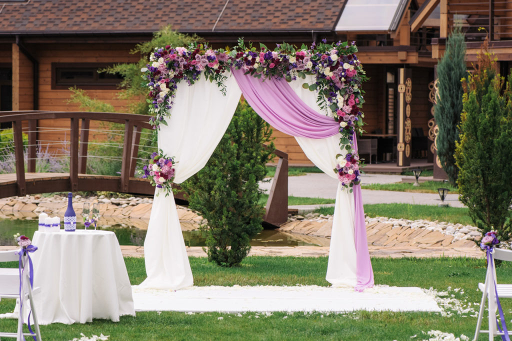 арка на свадьбу в сиреневой гамме