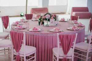 Оформление зала в розовой гамме